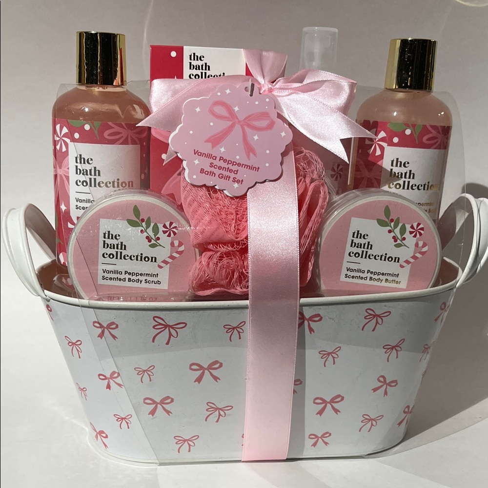 The Bath Collection Vanilla Peppermint Gift Set Body Scrub Butter Wash Spray NEW